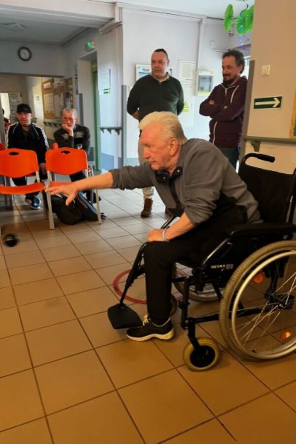 Turniej sportowy Soft Petanque w Dps ul.Kluzeka. Nasz mieszkaniec   rzucający kulą