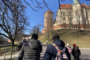 Wiosenne zwiedzanie 05.03.2025 Uczestnicy idący na Wawel