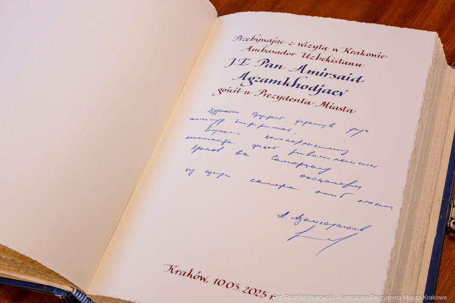 Wpis Ambasadora Uzbekistanu do księgi pamiątkowej podczas wizyty u Prezydenta Krakowa 10.03.2025