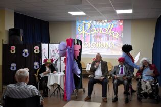 Przedstawienie 10.03.2025 Czworo mieszkańców w skeczu „Randka w ciemno”.