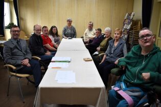 Rada Mieszkańców 11.03.2025 Pan Dyrektor i dziewięcioro mieszkańców siedzi wokół długiego stołu