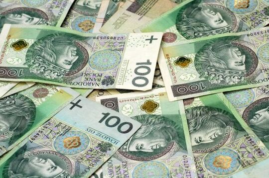 Grafika przedstawia banknoty o nominale sto złotych.