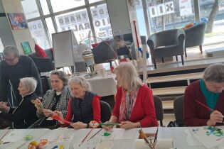 „Warzechy na ludowo” 21.03.2025 Seniorki malują łyżki farbami inspirując się wzorami ludowymi