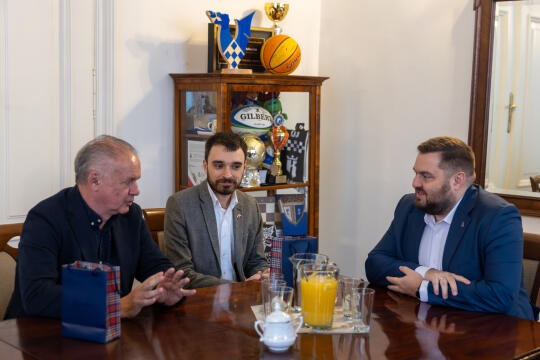 Wizyta byłego Prezydenta Słowacji Andreja Kiski 1.04.2025. W gabinecie Zastępcy Prezydenta Krakowa przy stole siedzą po lewej stronie Pan Andrej Kiska a po prawej Zastępca Prezydenta Krakowa Łukasz Sęk.   