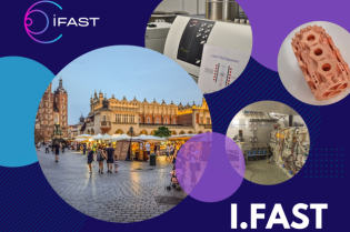 Plakat międzynarodowego spotkania naukowego projektu I.FAST. Ciemnofioletowe tło z centralną okrągłą fotografią Sukiennic i logotypem I.FAST oraz okrągłymi fotografiami instrumentów i urządzeń naukowych