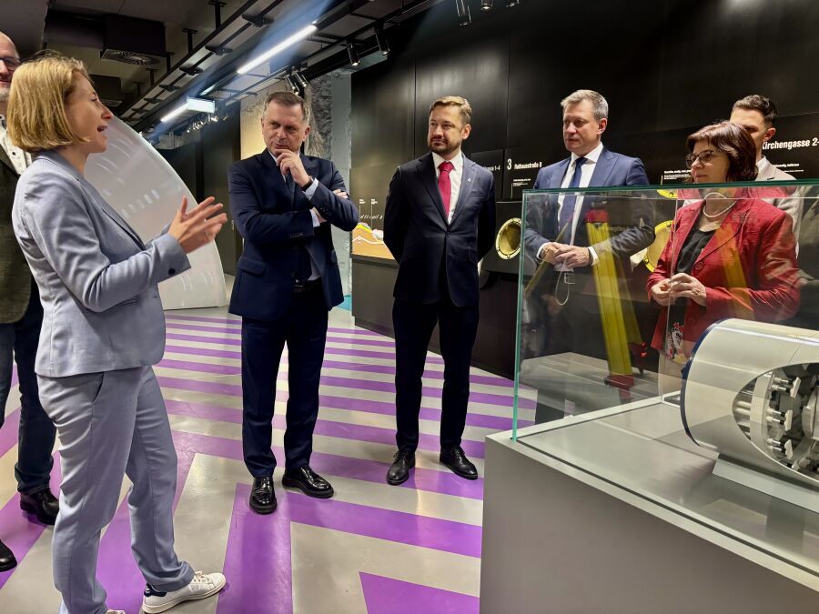 PMK z delegacją w Wiedniu - wystawa metro 