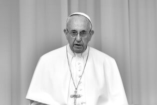 Papież Franciszek nie żyje. W 2016 roku odwiedził Kraków czarno białe zdjęcie portretowe papieża Franciszka.