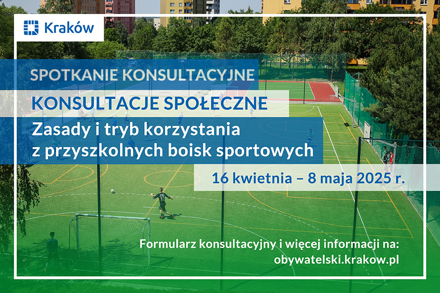 Zdjęcie przedstawiające boisko szkolne, na którym widać osoby grające w piłkę nożną w słoneczny dzień. W tle widać zielone drzewa i kolorowe bloki. Na pierwszym planie na niebieskim i białym tle napis: Spotkanie Konsultacyjne. Konsultacje Społeczne. Zasady i tryb korzystania z przyszkolnych boisk sportowych 16 kwietnia - 8 maja 2025 r.