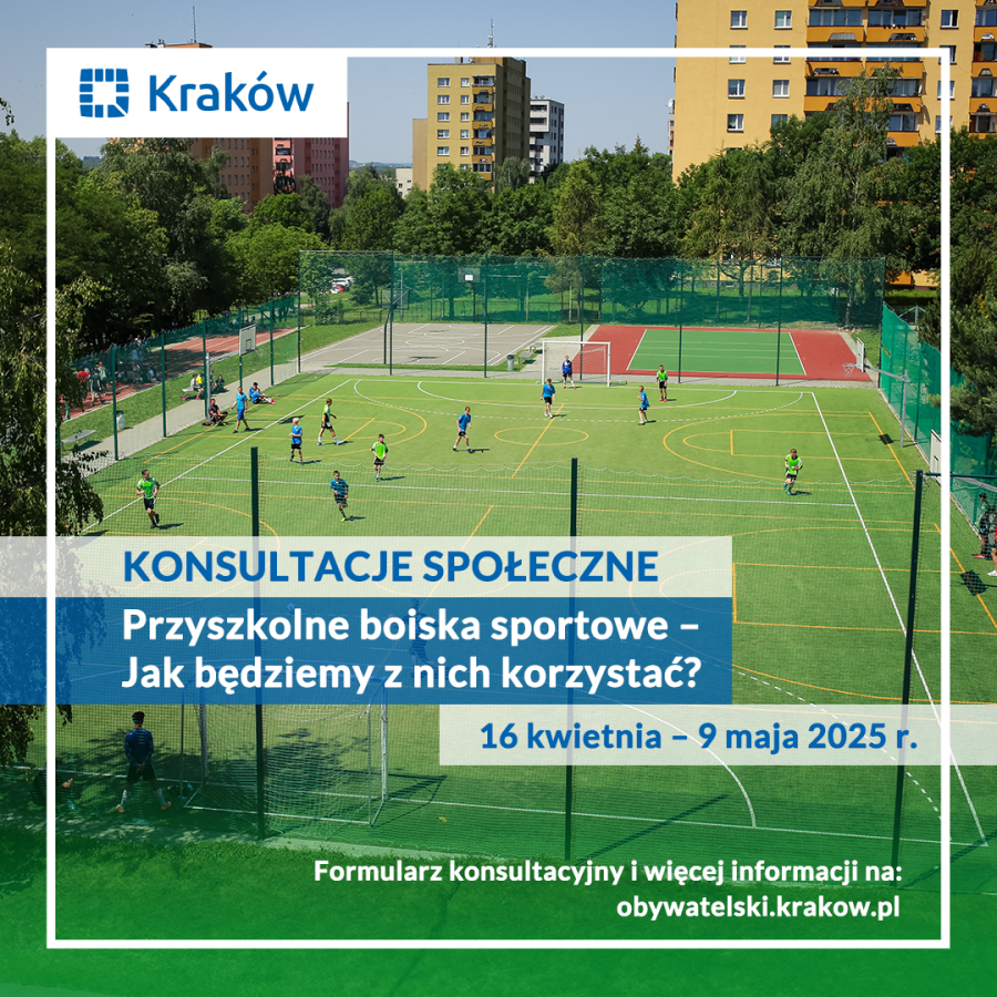Zdjęcie przedstawiające boisko szkolne, na którym widać osoby grające w piłkę nożną w słoneczny dzień. W tle widać zielone drzewa i kolorowe bloki. Na pierwszym planie na niebieskim i białym tle napis: Konsultacje Społeczne. Zasady i tryb korzystania z przyszkolnych boisk sportowych 16 kwietnia - 8 maja 2025 r.