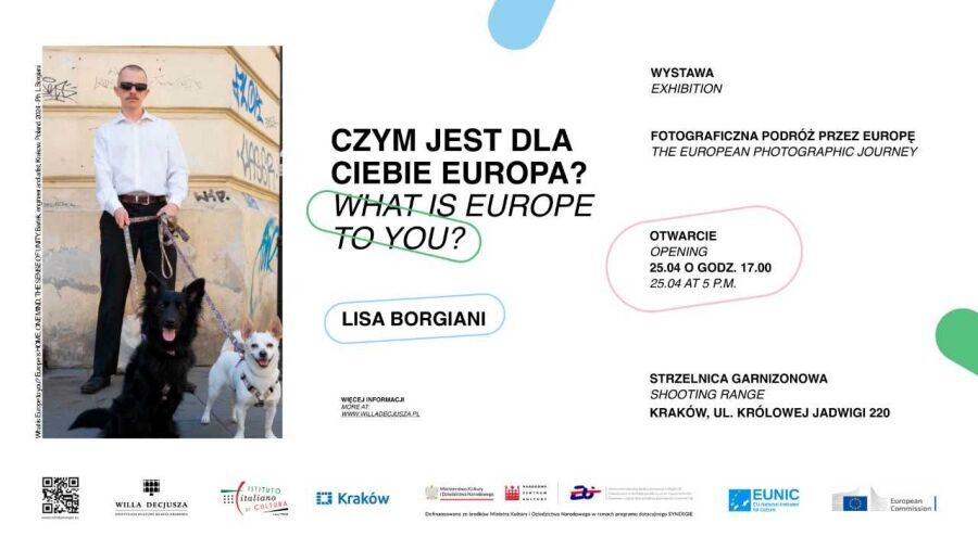 Plakat wystawy i projektu włoskiej artystki pod hasłem "Czym jest dla Ciebie Europa" w Willi Decjusza. Białe tło po lewej zdjęcie osoby z psem po prawej napisy w zakreśleniu.