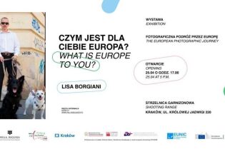 „Czym jest dla Ciebie Europa?” – wystawa i warsztaty Plakat wystawy i projektu włoskiej artystki pod hasłem "Czym jest dla Ciebie Europa" w Willi Decjusza. Białe tło po lewej zdjęcie osoby z psem po prawej napisy w zakreśleniu.