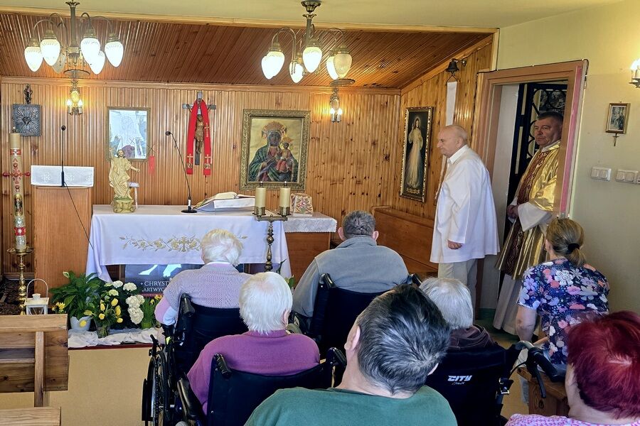 Kapelan i akolita w trakcie wejścia do kaplicy