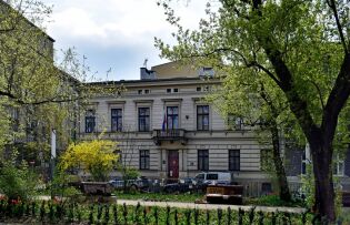 MSZ zamyka rosyjski konsulat w Krakowie Konsulat rosyjski w Krakowie Na zdjęciu pas zieleni a za nim widoczny piętrowy żółto-kremowy budynek nad którego wejściem jest umieszczona flaga Rosji.