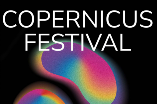 Copernicus Festival 2025 logotyp Festiwalu Copernicus 2025. Na czarnym tle podługowaty wielobarwny kształt z fluorescencyjną ciemnoróżową otoczką i białym napisem kapitalikami Copernicus Festival
