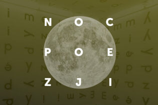 Na środku zdjęcia znajduje się jasny, pełny księżyc na oliwkowym tle z rozsianymi literami fonetycznymi. Wokół księżyca ułożone są litery: N, O, C, E, I, J, Z, P, tworząc kwadrat z literą „O” w środku.
