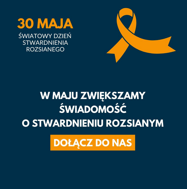 Grafika. Na granatowym tle w lewym górnym rogu pomarańczowy napis kapitalikami 30 maja i biały napis Światowy Dnia Stwardnienia Rozsianego a w prawym górnym rogu pomarańczowa wstążka.