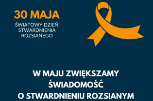 Pomarańczowa kładka dla chorych na stwardnienie rozsiane Grafika. Na granatowym tle w lewym górnym rogu pomarańczowy napis kapitalikami 30 maja i biały napis Światowy Dnia Stwardnienia Rozsianego a w prawym górnym rogu pomarańczowa wstążka.