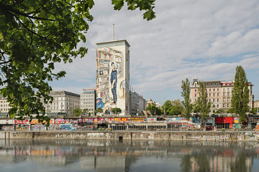 Der Wiener Ringturm wird von einem Krakauer Künstler “eingekleidet”