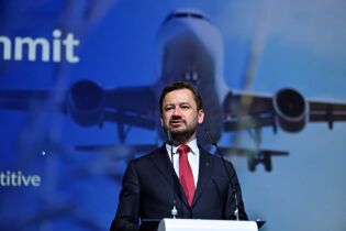 Europejski Szczyt Lotniczy w Krakowie Prezydent Krakowa Alekdander Miszalski przemawia na otwarciu Szczytu Lotniczego. W tle niebieski slajd z samolotem.