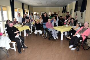 Odwiedziny 26.05.2025 r. Kilkudziesięciu mieszkańców i wolontariuszy pozuje do zdjęcia.
