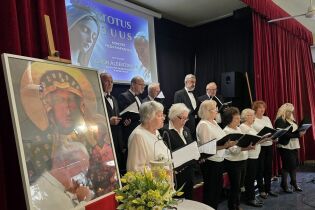 Koncert Totus Tuus 14 maja 2025 Chór podczas wykonywania pieśni