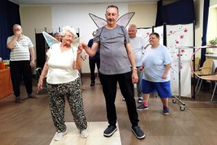 Siedmioro mieszkańców z koła teatralnego stoi świetlicy. 