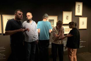 „Sto nocnych zjaw” - wizyta Uczestników z ŚDS „Vita” Filia 2 w Muzeum Sztuki i Techniki Japońskiej Manggha 03.06.2025 Uczestnicy podziwiają wystawę