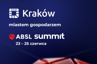 Grafika. Na ciemnogranatowym tle logotyp Miasta Krakowa i napis Kraków miastem gospodarzem gospodarzem ABSL Summit 23 -25 czerwca i czerwony logotyp organizacji ABSL. 