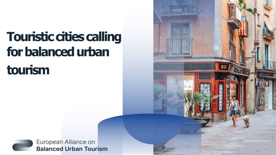 Grafika organizacji logotyp European Alliance on Balanced Urban Tourism po lewej nazwa organizacji a po prawej zdjęcie bliżej nieokreślonej starówki miejskiej i przechodzącej kobiety z psem