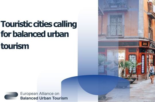 Grafika organizacji logotyp European Alliance on Balanced Urban Tourism po lewej nazwa organizacji a po prawej zdjęcie bliżej nieokreślonej starówki miejskiej i przechodzącej kobiety z psem  