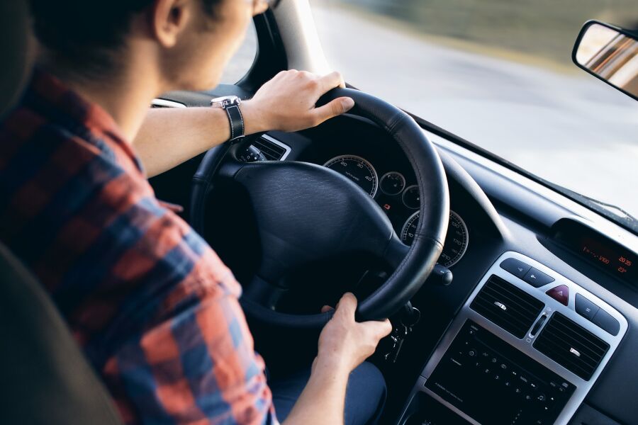 Auto, samochód, kierownica, kierowca, prawo jazdy, ubezpieczenie samochodu