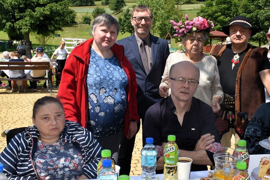 Pięcioro mieszkańców, Pan Dyrektor i terapeuta pozują do zdjęcia.