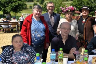 Pięcioro mieszkańców, Pan Dyrektor i terapeuta pozują do zdjęcia.