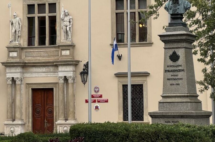 Wejście do budynku przy placu Wszystkich Świętych pilnują dwie figury.