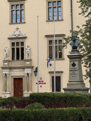 A CZY WIESZ… kto pilnuje wejścia do Urzędu Miasta Krakowa? Wejście do budynku przy placu Wszystkich Świętych pilnują dwie figury.