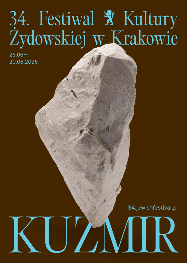 Plakat 34. Festiwalu Kultury Żydowskiej w Krakowie (25–29.06.2025). Na brązowym tle duży, szary kamień. Niebieski tekst: „KUZMIR”,data i adres strony 34.jewishfestival.pl. Tekst ozdobny z symbolem lwa