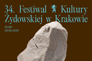 Plakat 34. Festiwalu Kultury Żydowskiej w Krakowie (25–29.06.2025). Na brązowym tle duży, szary kamień. Niebieski tekst: „KUZMIR”,data i adres strony 34.jewishfestival.pl. Tekst ozdobny z symbolem lwa