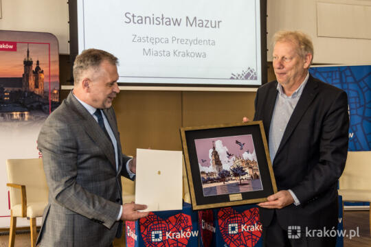 Spotkanie w Krakowie na temat najmu krótkoterminowego z udziałem przedstawicieli Paryża, Amsterdamu i Wiednia. Na fotografii Zastępca Prezydenta Stanisław Mazur wręcza list Prezydenta Krakowa. 