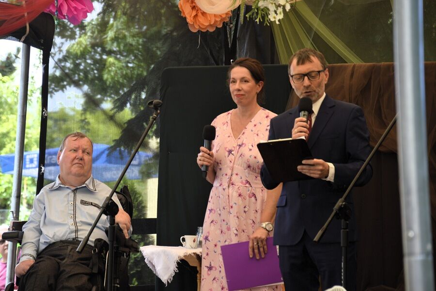 Pan Dyrektor, Pani Wicedyrektor i Przewodniczący Rady Mieszkańców witają gości.