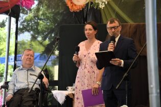 Pan Dyrektor, Pani Wicedyrektor i Przewodniczący Rady Mieszkańców witają gości.