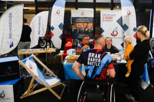 Zdjęcie przedstawiające osoby biorące udział w Brak Barier Battle 