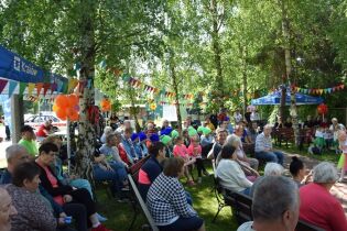 Goście wydarzenia oczekujący rozpoczęcia pikniku
