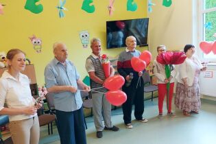 Instruktorka terapii oraz czworo mieszkańców z prezentami