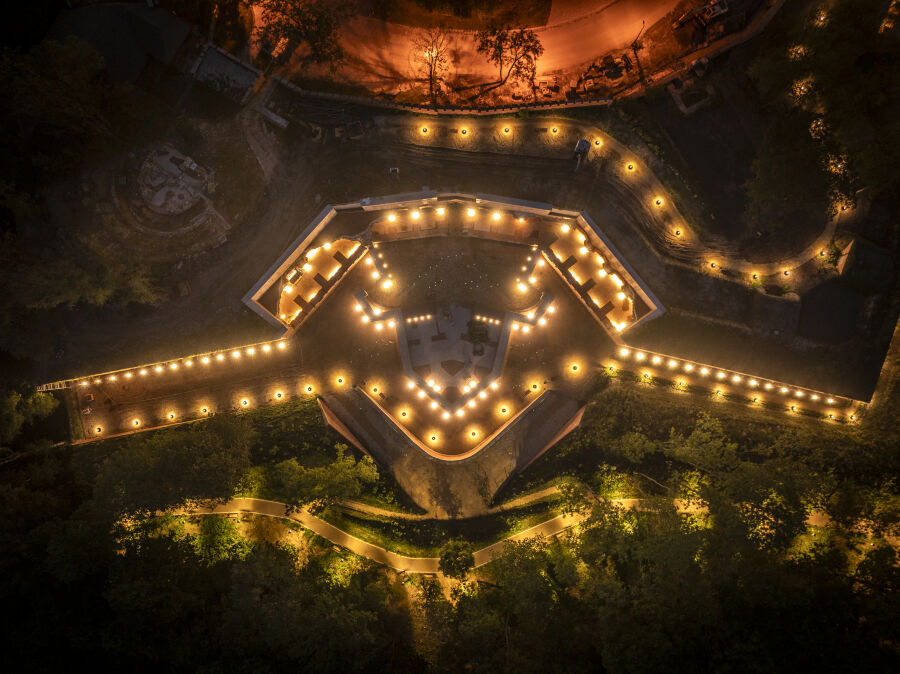 Kopiec Kościuszko nocą z drona