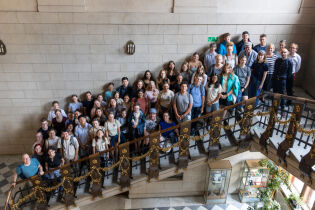 Młodzieżowa Orkiestra Symfoniczna z Solury odwiedziła Kraków – jubileuszowy koncert już 11 lipca Wizyta młodzieżowej orkiestry z partnerskiej Solury w krakowskim magistracie. Zdjęcie grupowe młodzieży na schodach paradnych Pałacu Wielopolskich.