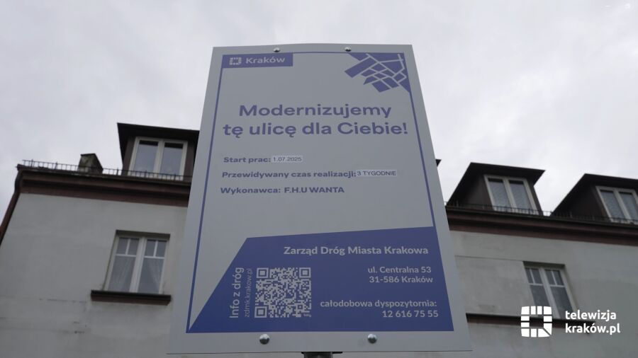 Tablica informacyjna o remoncie ulicy w Krakowie. Zawiera termin prac, czas realizacji, wykonawcę, kontakt i kod QR do zeskanowania. Napis: „Modernizujemy tę ulicę dla Ciebie!”.