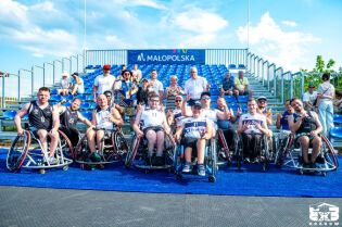 Zdjęcia pokazują zmagania osób z niepełnosprawnością w koszykówce na wózkach podczas Mistrzostw Krakowa 3x3