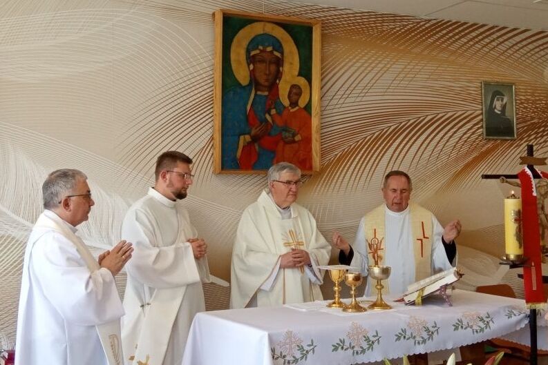 Na zdjęciu księża podczas mszy świętej inaugurującej poświęcenie kaplicy.