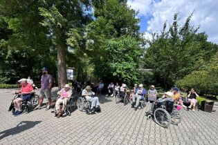 Na zdjęciu mieszkańcy z pracownikami podczas przerwy w zwiedzaniu ZOO.