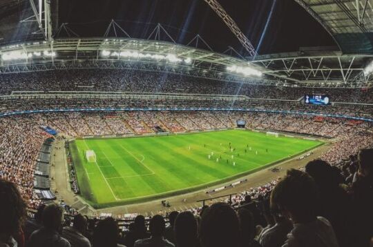 Grafika przedstawia stadion piłkarski. 